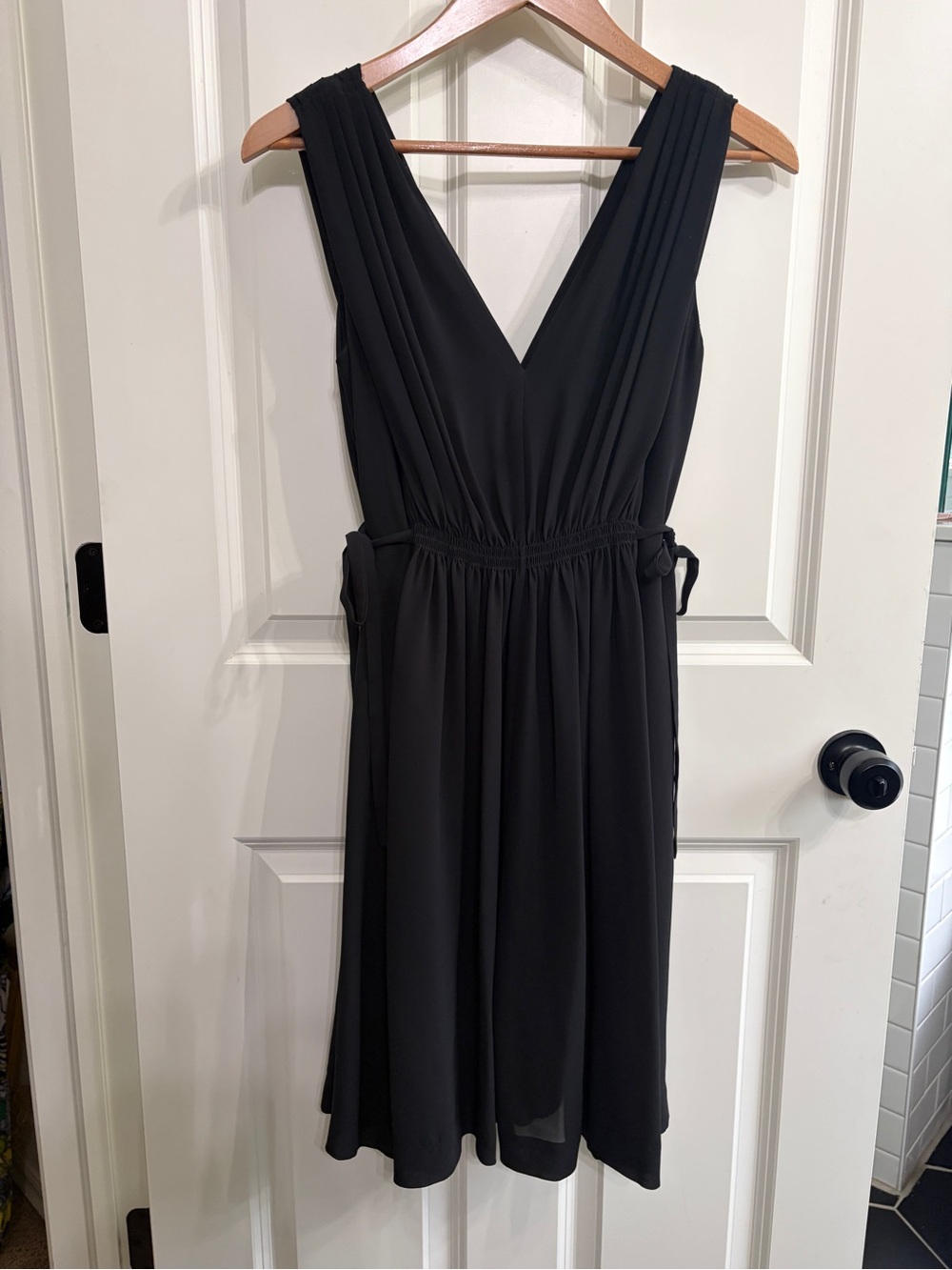 HD in Paris Black V-Neck Sleeveless  Dress size 4 Adjustable waist w side ties - Picture 3 of 11